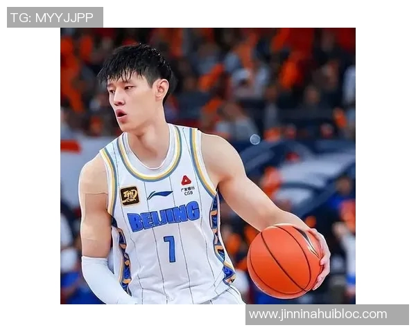 曾凡博突破遭遇压力险些失误及时回传队友化解危机